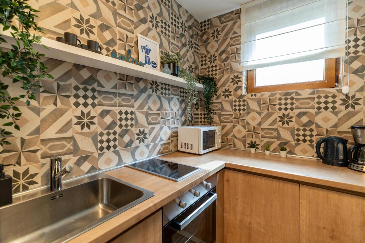 Downtown Retreat: Spacious 2-Br By Unirii Square Bucharest Exterior photo
