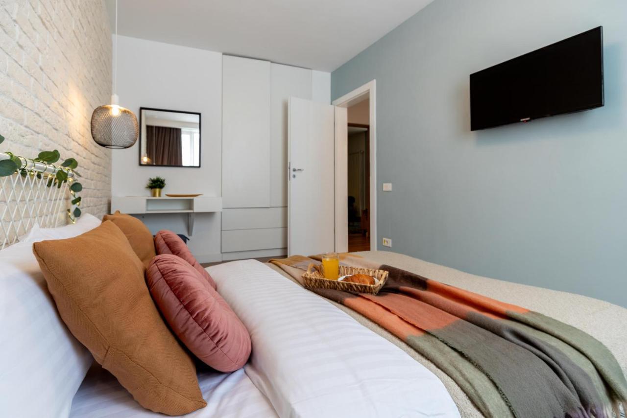 Downtown Retreat: Spacious 2-Br By Unirii Square Bucharest Exterior photo